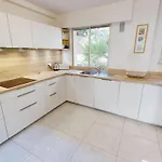 Grand 3p Climatise Avec Terrasse Dans Calme Avec Piscine - Fr-1-196-350 公寓 *