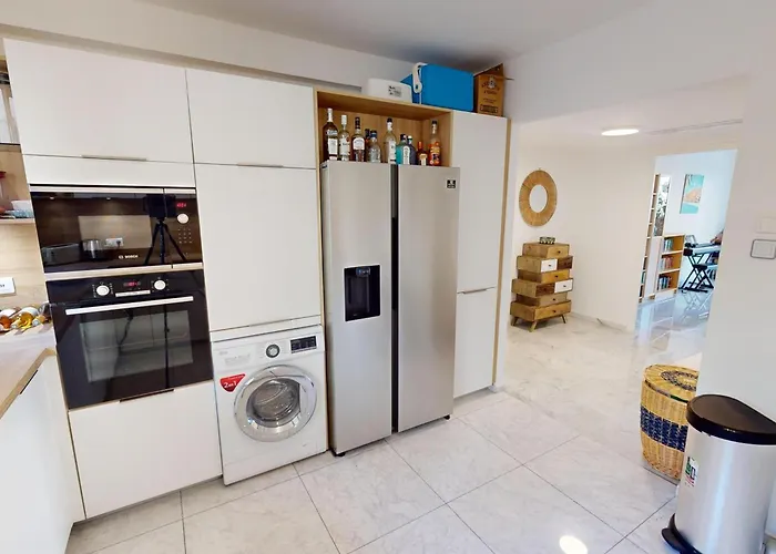 Grand 3p Climatise Avec Terrasse Dans Calme Avec Piscine - Fr-1-196-350 *