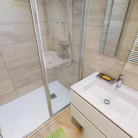 Grand 3p Climatise Avec Terrasse Dans Calme Avec Piscine - Fr-1-196-350 *