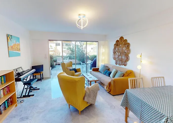 Grand 3p Climatise Avec Terrasse Dans Calme Avec Piscine - Fr-1-196-350 *