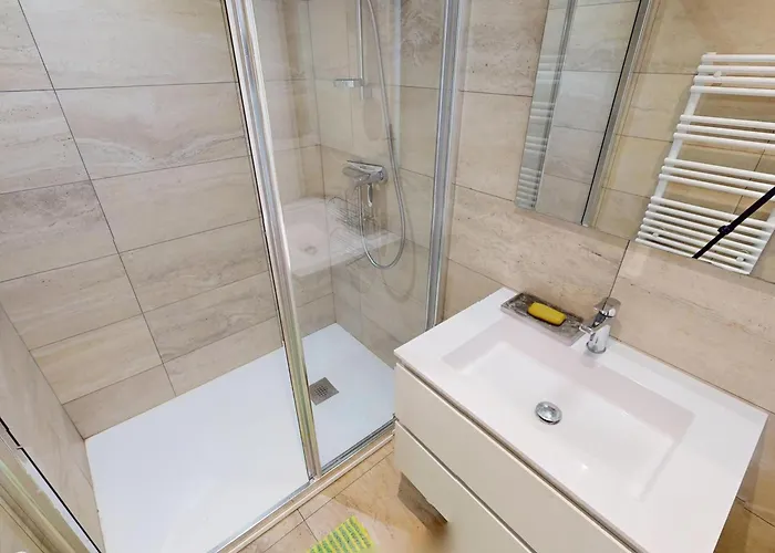 Grand 3p Climatise Avec Terrasse Dans Calme Avec Piscine - Fr-1-196-350 *