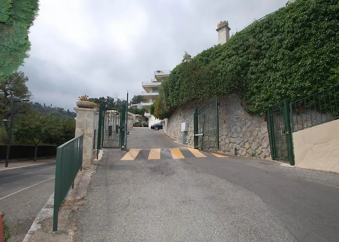 Grand 3p Climatise Avec Terrasse Dans Calme Avec Piscine - Fr-1-196-350 *